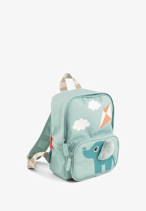 Mintgroene rugzak met een schattig olifantontwerp, een grijze faux-fur accent, vlieger- en wolkenprints. Voorzien van een voorzak met rits en gestreepte schouderbanden.