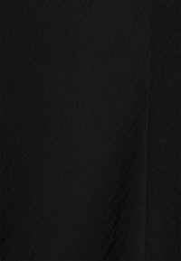 Tecido preto com uma textura suave e um padrão de ondas subtil. O material parece leve e flexível, adequado para várias utilizações em vestuário.