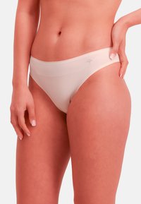 Beiget hipster-tyyppiset alushousut, jotka on valmistettu sileästä kankaasta ja joissa on pehmeä vyötärönauha. Edessä pieni, hillitty logokuvio.