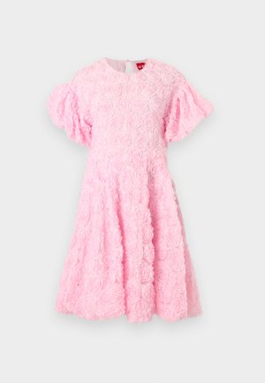 Różowa sukienka z krótkim rękawem z teksturowanymi wzorami róż i bufkami, do kolan, z okrągłym dekoltem i dopasowanym fasonem w talii.