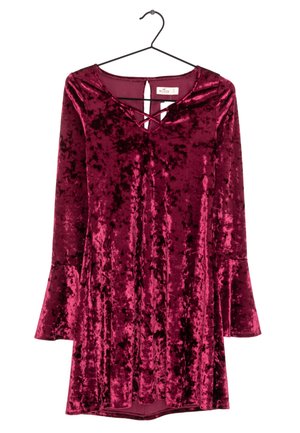 Robe en velours écrasé à manches longues, de couleur bordeaux profond, avec des poignets évasés et un décolleté en V orné de bretelles croisées, suspendue à un cintre noir.