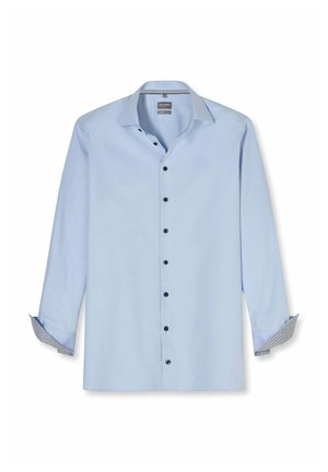 Hellblaues Herrenhemd mit dunklen Knöpfen, weit ausgeschnittenem Kragen und gemusterten inneren Ärmelaufschlägen und Kragenfutter, Ärmel teilweise hochgekrempelt.