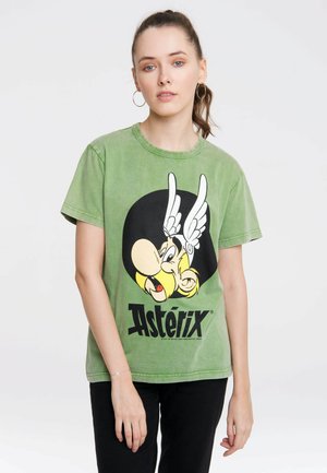 Grünes Baumwoll-T-Shirt mit rundem Halsausschnitt, das ein großes Asterix-Charakter-Graphic in Schwarz und Gelb zeigt, mit kurzen Ärmeln und einer lockeren Passform.