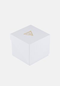 Bela teksturirana kartonska škatla s pokrovom, ki na vrhu nosi zlat logotip v obliki trikotnika. Kompaktna, minimalistična zasnova.