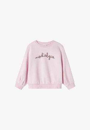 Sudadera de manga larga color rosa claro con puños y dobladillo acanalados, que presenta la palabra "nostalgia" en texto cursivo marrón en el pecho.
