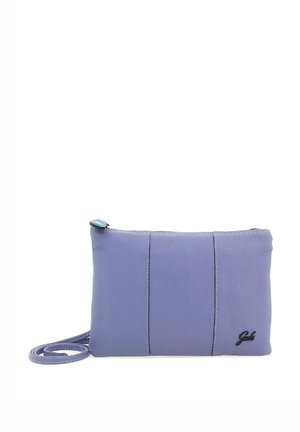 Borsa a spalla in pelle viola con una texture liscia, caratterizzata da tre cuciture verticali e una chiusura con zip, contrassegnata da un logo nero.