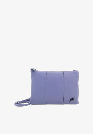 Borsa a spalla in pelle viola con una texture liscia, caratterizzata da tre cuciture verticali e una chiusura con zip, contrassegnata da un logo nero.