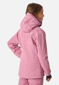 Veste imperméable rose avec capuche, présentant une texture lisse, un design ajusté et des poignets réglables. Marque discrète au dos.