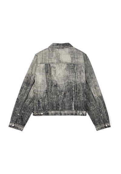 Dunkelgraue Denimjacke mit einem strukturierten Finish. Mit Druckknöpfen und einem klassischen Kragen. Die Rückansicht zeigt zwei Taschen.