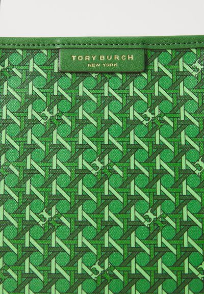 Zielona torba na ramię w wzory z przeplatającymi się kształtami; teksturowane wykończenie z błyszczącymi akcentami; złota metka z logo z napisem "TORY BURCH NEW YORK."