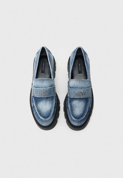 Λεοπαρ παπούτσια από τζιν με μαύρη λαστιχένια σόλα, που παρουσιάζουν σχέδιο με ραφές και λουράκι με τη σήμανση "MARC JACOBS" σε ασημί γράμματα.