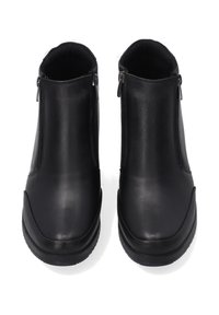 Czarne skórzane botki za kostkę z bocznymi suwakami, zaokrąglonym noskiem, gładką fakturą i niską podeszwą z gumy. Zaprojektowane z myślą o łatwym zakładaniu i komforcie noszenia.