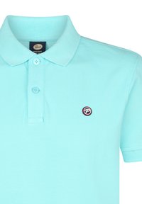 Polo di colore blu chiaro realizzato in tessuto texturizzato. Presenta un colletto classico, una patta con tre bottoni e un logo circolare sul lato sinistro del petto.