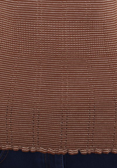 Top in tessuto lavorato a maglia marrone con righe orizzontali, caratterizzato da bordi scallop e un design testurizzato. Texture liscia con una leggera lucentezza.