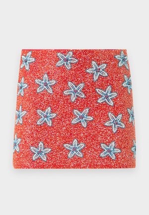 Pantalla de lámpara con cuentas rojas decorada con patrones florales en forma de estrella de color azul y blanco, distribuidos de manera uniforme.