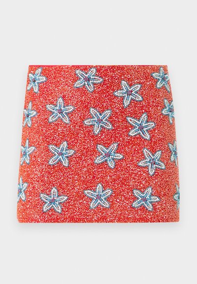 Κόκκινο καπέλο φωτιστικού με χάντρες, διακοσμημένο με ομοιόμορφα κατανεμημένα μπλε και λευκά αστέρι-σχήματος λουλουδένια σχέδια.