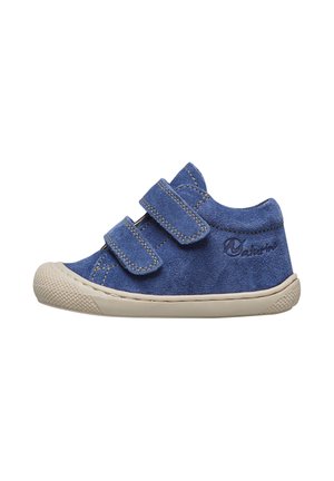 Scarpa per bambini blu in suede con due cinturini in velcro, tomaia testurizzata, punta arrotondata e suola in gomma crema con motivo antiscivolo.