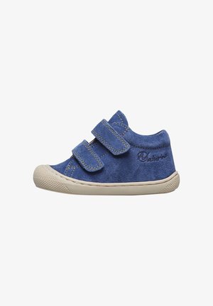Chaussure pour enfants en cuir bleu suédé avec deux bandes Velcro, upper texturé, bout rond et semelle en caoutchouc crème avec motif de traction.