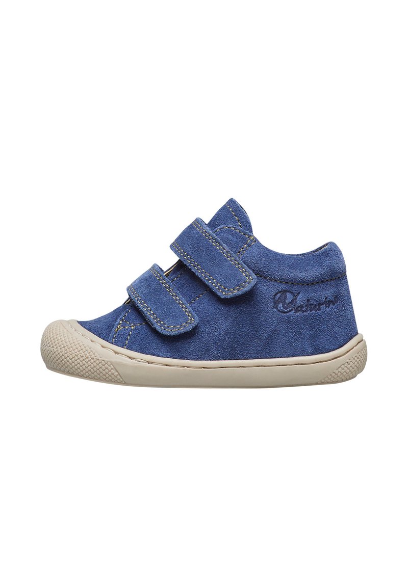 Zapato infantil azul de ante con dos correas de velcro, parte superior texturada, punta redonda y suela de goma crema con patrón de tracción.