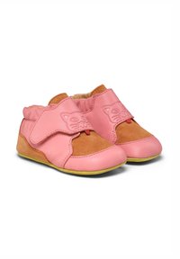 Scarpe in pelle rosa con sovrapposizione in camoscio color tan, caratterizzate da un simpatico design di gatto sulla fascetta. Suola morbida e flessibile per il massimo comfort.