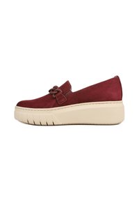 Scarpa slip-on in suede bordeaux con punta arrotondata, presenta un dettaglio intrecciato e una suola a piattaforma spessa beige con texture rigata.