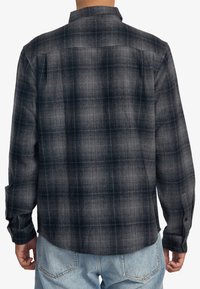 Karierte Flanellshirt in Schwarz- und Grautönen, mit langen Ärmeln, knöpfbaren Manschetten, einem umgeschlagenen Kragen und einem geraden Saum.