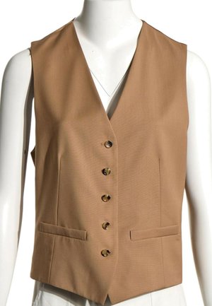 Gilet sans manches beige avec cinq boutons devant et deux poches horizontales fendues sur un mannequin blanc.