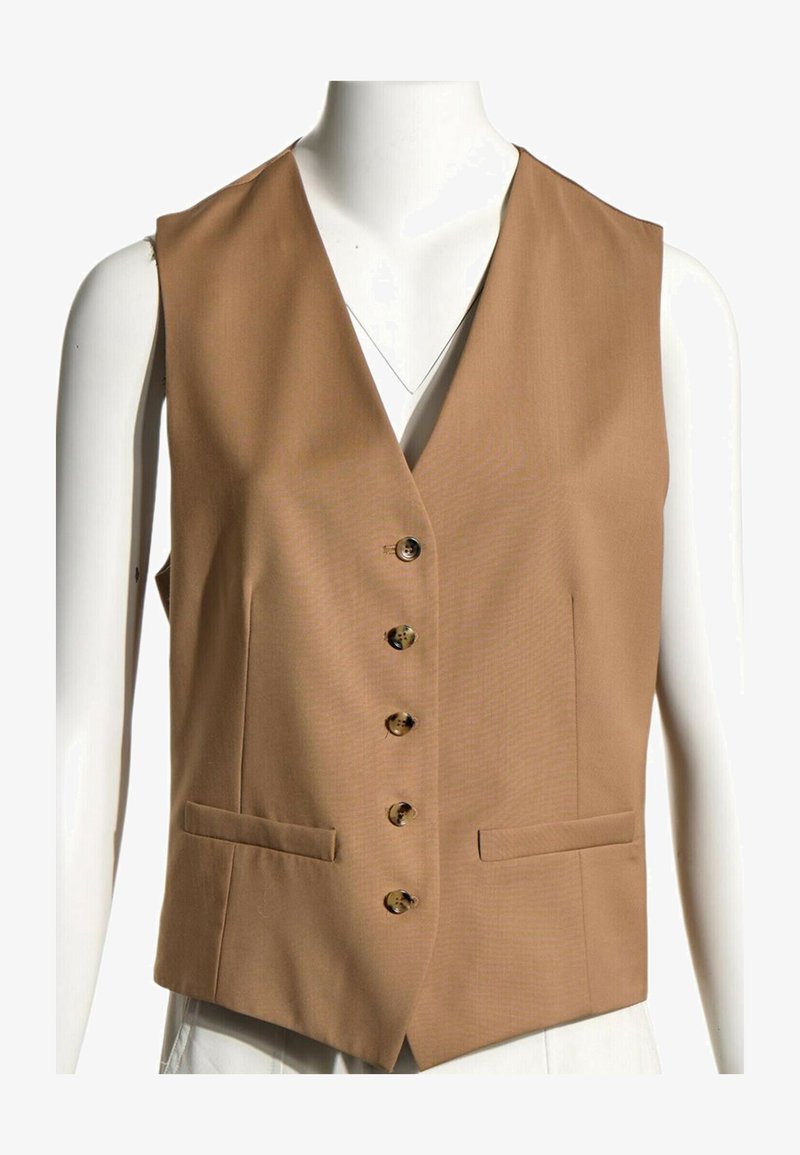 Gilet sans manches beige avec cinq boutons devant et deux poches horizontales fendues sur un mannequin blanc.