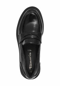 Mocassin en cuir noir poli avec un bout arrondi et un détail de bride sur le dessus, vu de dessus sur fond blanc.