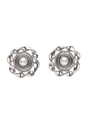 Ezüst tónusú fülbevalók csavart kör alakú keretekkel és középen elhelyezkedő kerek fehér gyönggyel, fehér háttéren.