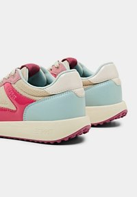 Baskets avec une tige en mesh ornée d'accents en daim rose, semelles en caoutchouc et panneaux brillants bleu clair. Logo "ESPRIT" embossé sur le talon.