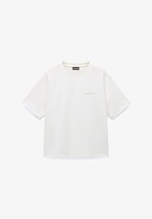 Lyhythihainen valkoinen puuvillapaita, jossa on pyöreä kaula-aukko, teksturoitu olkapääkoristelu ja huomaamaton brodeerausrulla rinnassa.