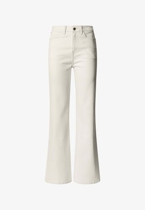 helepruunid teksad heledas beežis puuvillases kangas. Omadused hõlmavad kõrget vööd, esitaskuid ja üht metallist nööpi vöökohal.