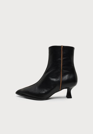 Billi Bi, B1407 - Členkové čižmy s klinovým opätkom - black redwood 700