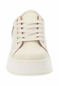 Sneaker beige con tomaia in pelle liscia, punta cucita, lacci piatti e suola bianca rialzata. Presenta occhielli metallici e sottili accenti laterali.