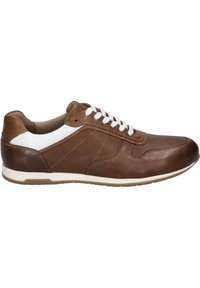 Brązowe skórzane sneakersy z białymi akcentami i perforowaną teksturą. Charakteryzują się białymi sznurówkami i jasną podeszwą. Widok z boku ukazuje design.