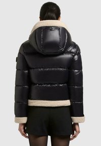 Schwarze Daunenjacke mit glänzender Textur, Kapuze und beigen Fleece-Akzenten am Kragen und an den Manschetten. Mit Bündchen an den Ärmeln und cropped Design.
