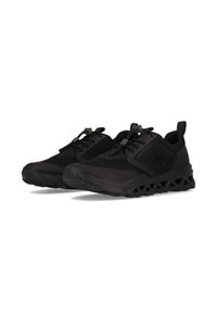Scarpe sportive nere con tomaia in mesh, occhielli rinforzati, chiusura con lacci e suola in gomma spessa con un motivo astratto a ritaglio.