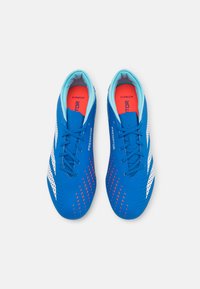 Chaussures de football bleues avec un dessus texturé, des rayures blanches et des accents rouges. Comprend un design à lacets et un intérieur rembourré.
