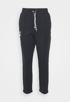 Pantalones de chándal negros de Under Armour con cintura elástica, cordón blanco, bolsillos laterales y logotipo en el muslo izquierdo.
