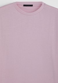 T-shirt crew neck rosa chiaro realizzato in tessuto morbido e liscio. Presenta un design semplice senza motivi o decorazioni, etichettato "CALLIOPE" taglia L.