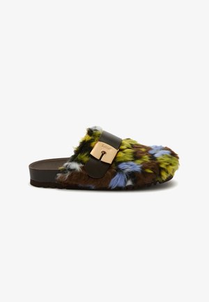 Zoccolo morbido multicolore con macchie blu, verde, marrone e bianco, caratterizzato da una fascia marrone scuro e un dettaglio con fibbia dorata.