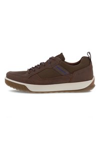 Scarpe sportive marroni realizzate in materiale sintetico liscio e mesh. Presentano una suola intermedia bianca texturizzata, una suola esterna in gomma marrone e dettagli blu.