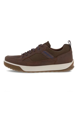 Baskets de sport brunes en matériau synthétique lisse et en mesh. Présentent une semelle intermédiaire blanche texturée, une semelle extérieure en caoutchouc brun et des accents bleus.