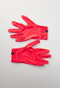 Gants en latex rouge au toucher lisse, présentant un design ajusté et une petite étiquette noire au niveau du poignet.
