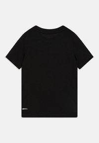 Mustad musta puuvillane T-särk lühikeste varrukatega, ümar kaelus, millel on vasakus alumises nurgas väike valge "DRYCELL" logo.