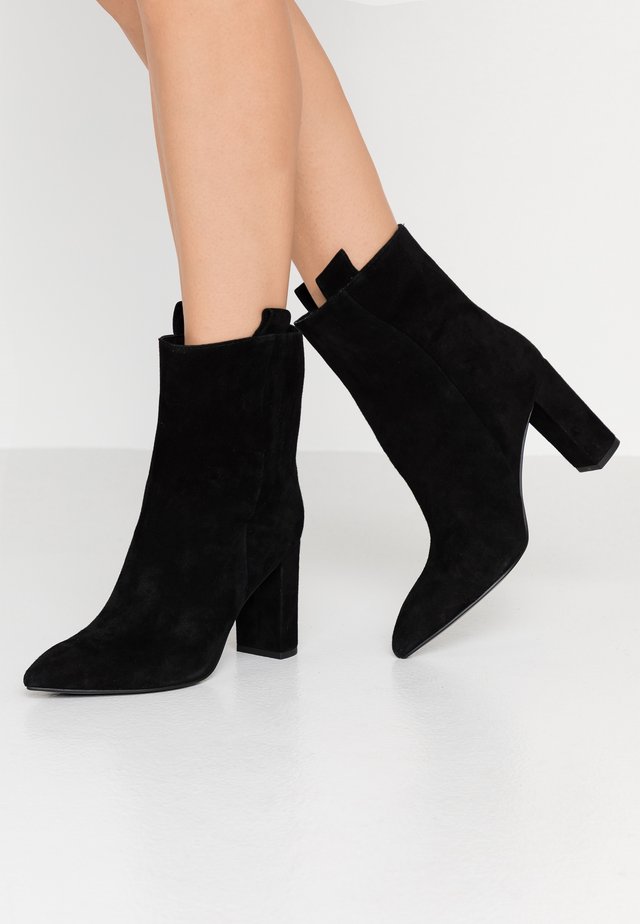 Enkellaarsjes met hoge hak - black