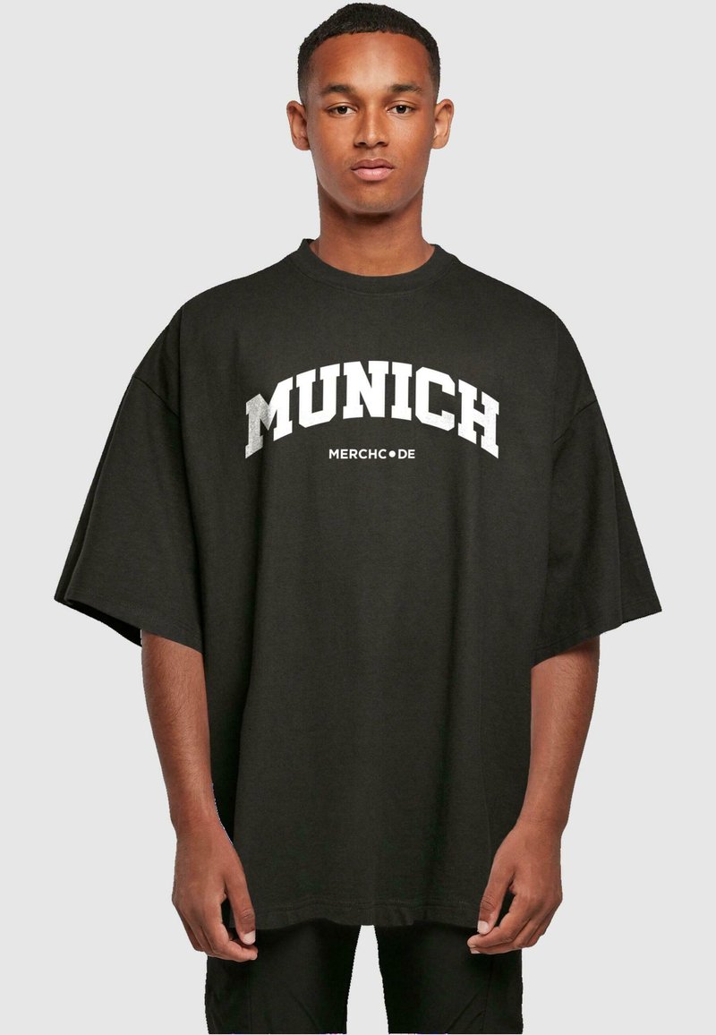 Merchcode MUNICH WORDING - HUGE TEE - Trükipildiga T-särk - black