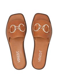 Tan slide sandaler med firkantet tå og en gylden, cirkulær spænde detalje. Mærkelogoen "Venezia" trykt på indersålen. Simpelt og elegant design.