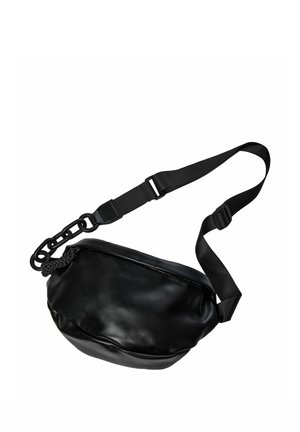 Geantă crossbody din piele neagră cu curea ajustabilă și detaliu cu lanț gros pe o parte, prezentată pe un fundal alb.